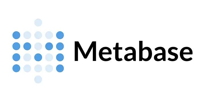 Logo der Software 'Metabase' mit blauen Punkten, die ein Würfelmuster bilden, und dem Schriftzug 'Metabase' rechts daneben.